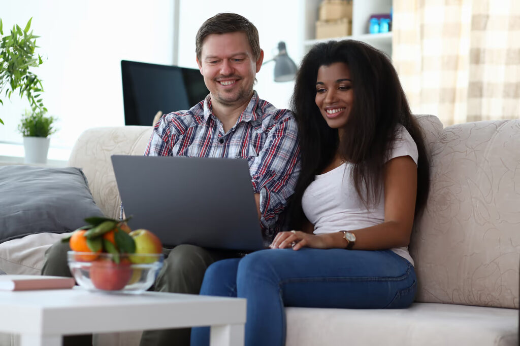 Stel volgt samen online les achter een computer