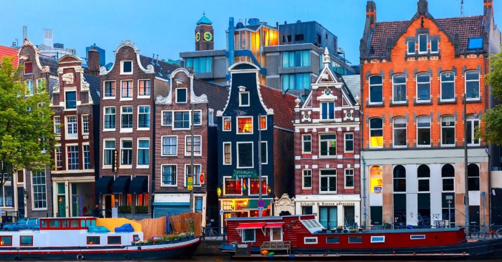 Amsterdamse grachtenpanden in de avondschemering