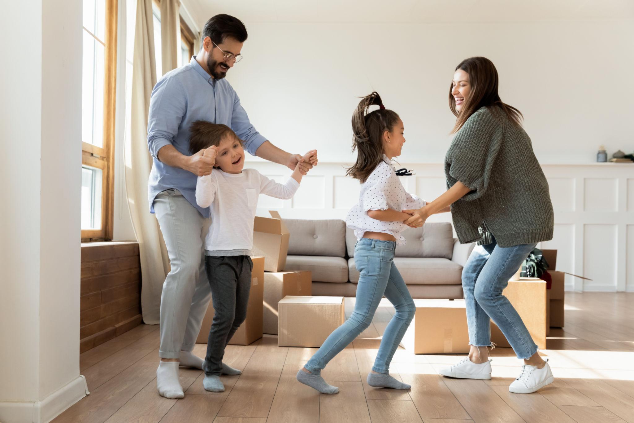 Ouders dansen met hun kinderen