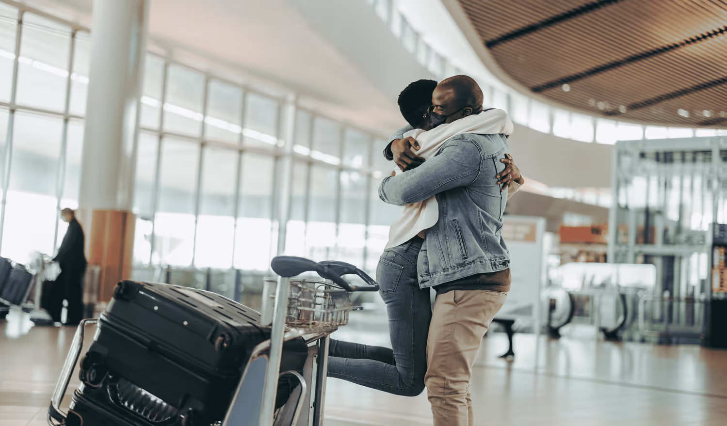 Stel omhelst elkaar blij op de luchthaven