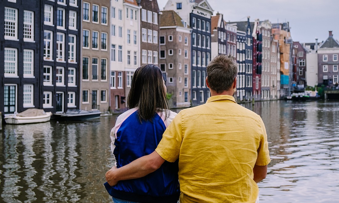 Stel zit samen aan de gracht