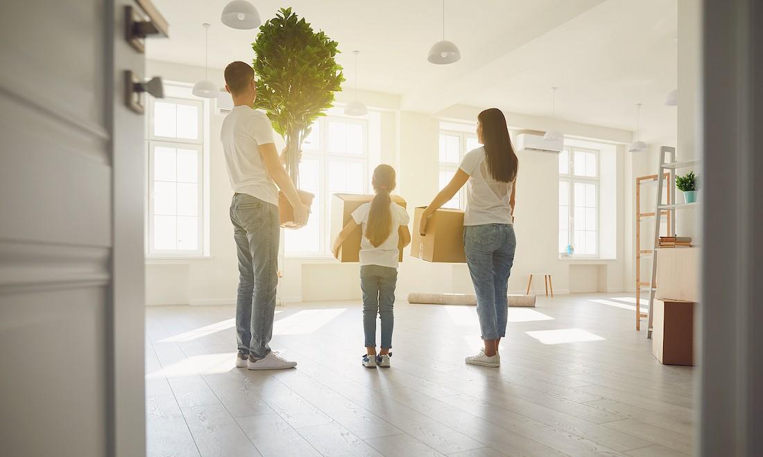 Ouders met kind samen in een lichte woonkamer