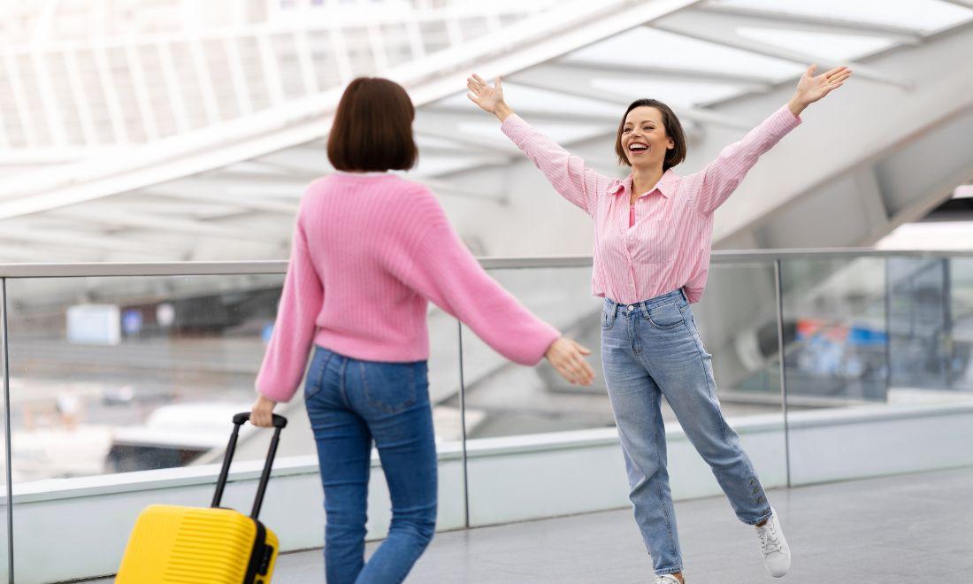 Twee vrouwen in roze truien ontmoeten elkaar