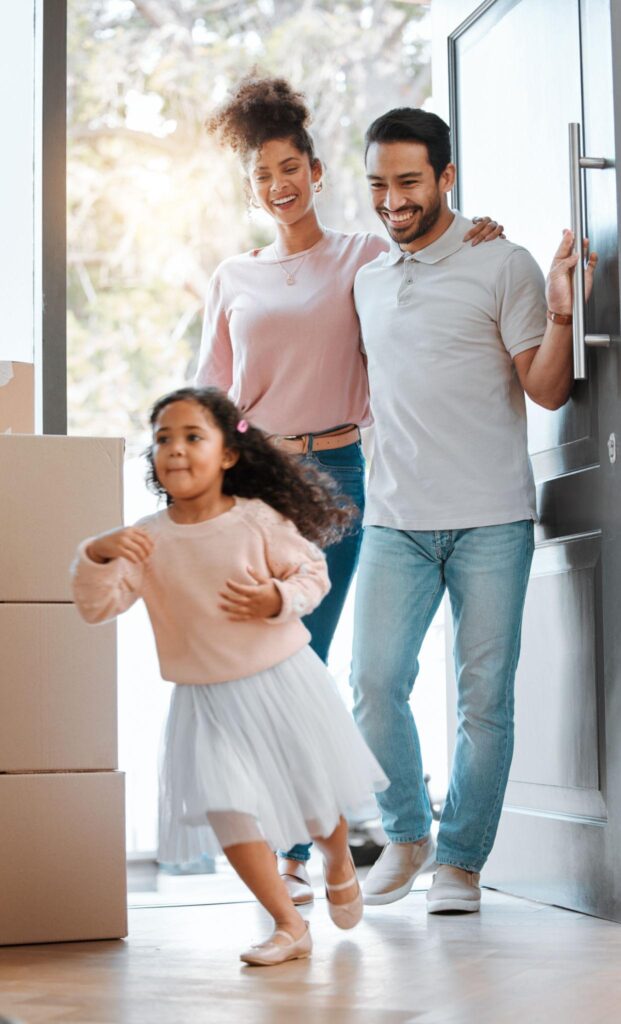 Ouders kijken in de deuropening naar hun rennende kind.