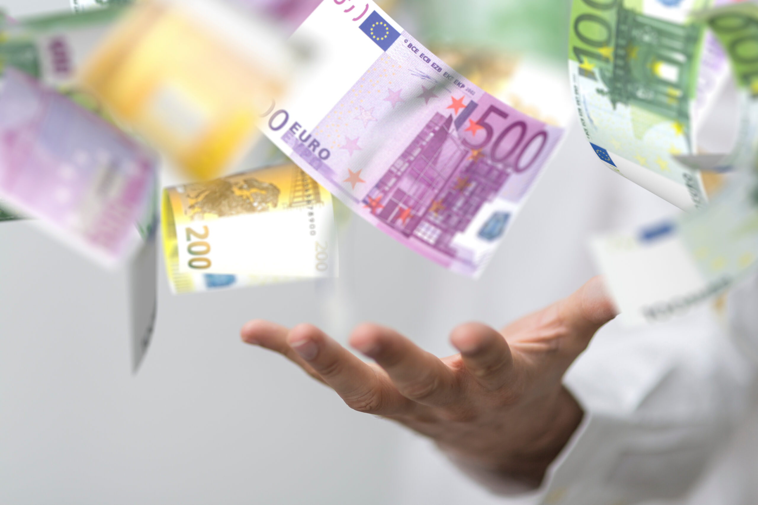 Man gooit met geld